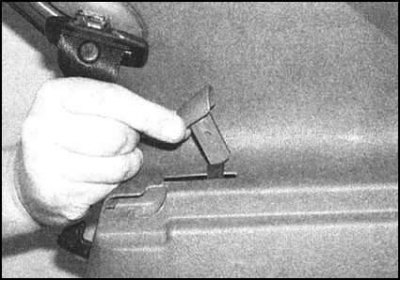 9. Аккуратно снимите рукоятку с рычага отпускания…