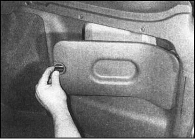 9. Аккуратно снимите рукоятку с рычага отпускания…