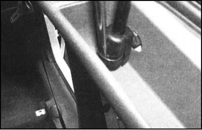 11. На всех моделях подоприте дверь задка, затем…