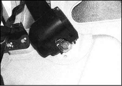 14. Отдайте болты крепления инерционного барабана…