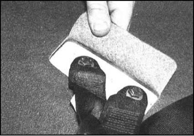 Наклоните сборку заднего сиденья вперед, затем…