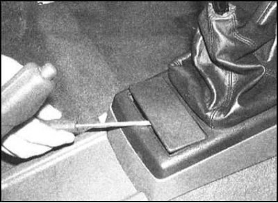 Снятие и установка центральной консоли