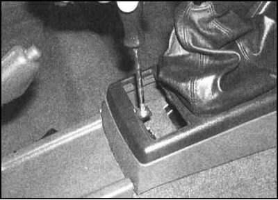 Снятие и установка центральной консоли