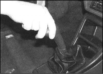 2. Отверните и снимите рукоятку рычага управления…