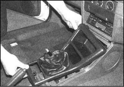 3. Приподняв заднюю часть накладки консоли,…