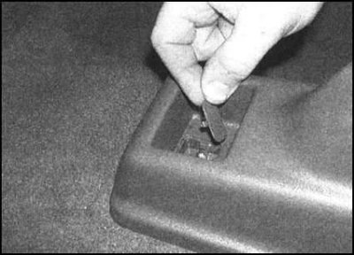 3. Приподняв заднюю часть накладки консоли,…