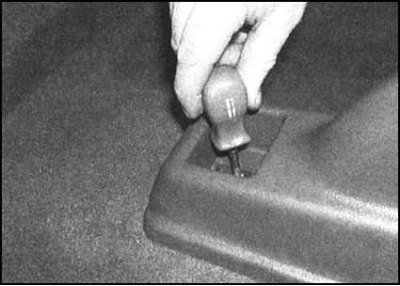 3. Приподняв заднюю часть накладки консоли,…