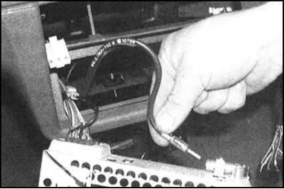 5. Выверните фиксатор и высвободите монтажный…