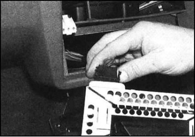 5. Выверните фиксатор и высвободите монтажный…