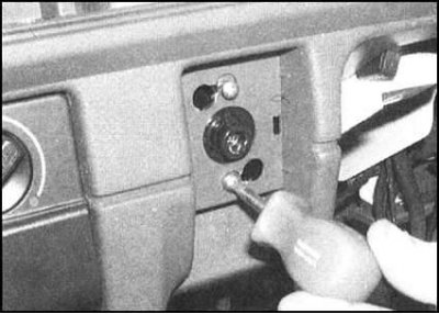 ...на пару оборотов ослабьте крепежные винты,…