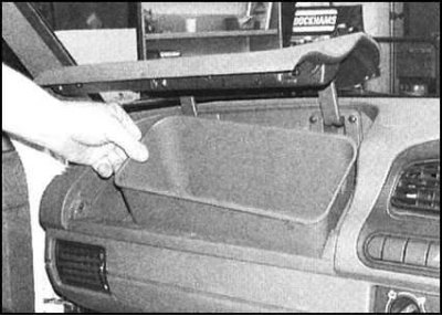 8. На моделях без пассажирской подушки…