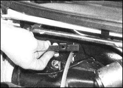 10. Двигаясь вдоль нижнего края панели приборов,…