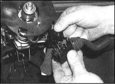 5. Высвободив переключатель их держателя,…