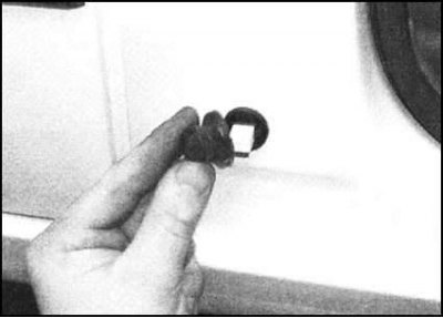 1. Откройте дверь и снимите со сборки выключателя…