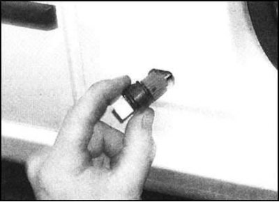 2. Отпустите фиксаторы и, аккуратно поддев,…