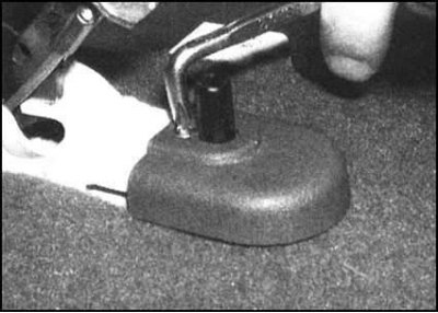 3. Выверните крепежный винт и снимите…