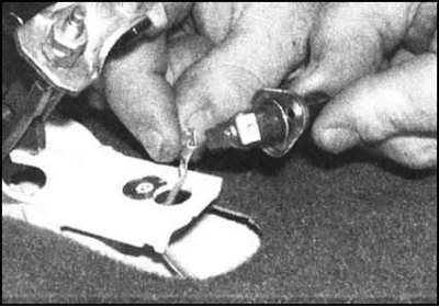 4. Извлеките датчик-выключатель из своего…