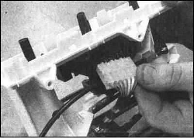 2. Отсоедините электропроводку от сборки…