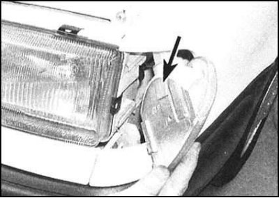 1. Отыщите фиксатор крепления указателя поворота…