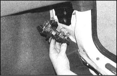 1. В багажном отделении автомобиля отпустите…