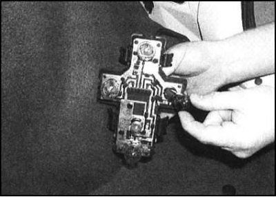 2. Все лампы оборудованы цоколями байонетного…