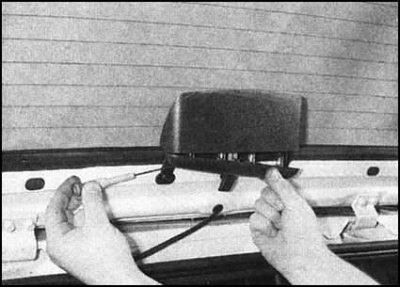 1. Отпустите фиксаторы и снимите сборку…