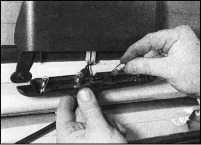 2. Извлеките из держателя подлежащую замене…