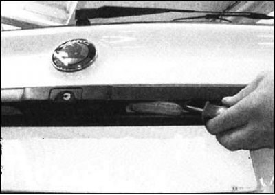 1. Аккуратно поддев маленькой отверткой,…