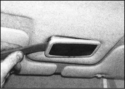 1. Аккуратно поддев отверткой, высвободите…