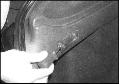 1. Аккуратно поддев маленькой отверткой,…