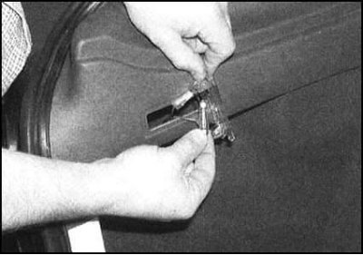 2. Высвободите лампу фестонного типа из пружинных…