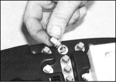 2. Для снятия лампы поверните сборку…