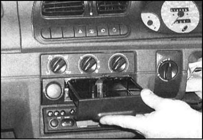 1. Снимите пепельницу.