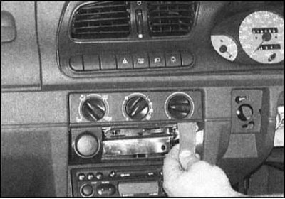 2. Аккуратно поддев, снимите со сборки управления…