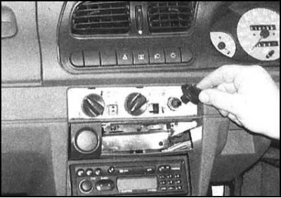 2. Аккуратно поддев, снимите со сборки управления…