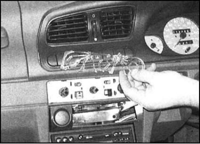 2. Аккуратно поддев, снимите со сборки управления…