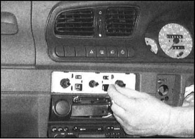 4. Лампы подсветки оборудованы цоколями нажимного…