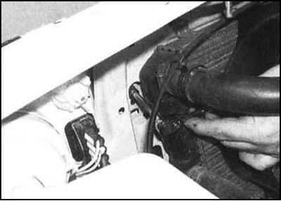 3. На моделях выпуска с 1998 г. выверните…