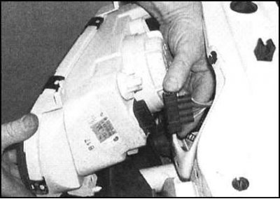 5. Извлеките блок-фару из своего гнезда и…