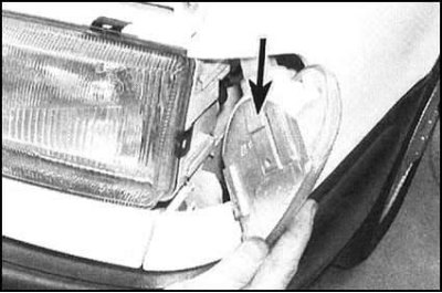 1. Отыщите фиксатор крепления сборки указателя в…