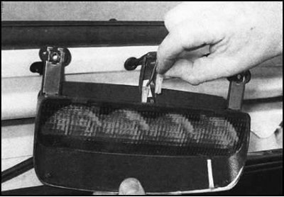 2. Отсоедините электропроводку и снимите сборку с…