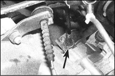 2. Отыщите закрепленный на картере РКПП конец…