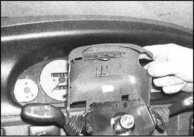 2. Отыщите закрепленный на картере РКПП конец…