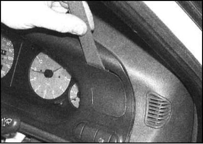 6. С целью обеспечения доступа к верхнему винту…