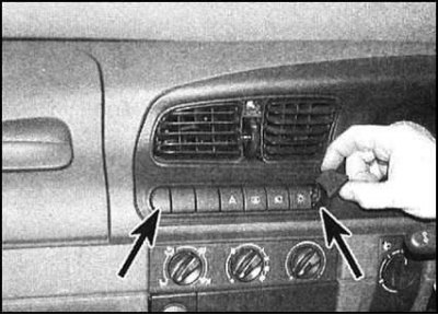 8. Выверните верхний и нижние крепежные винты и…