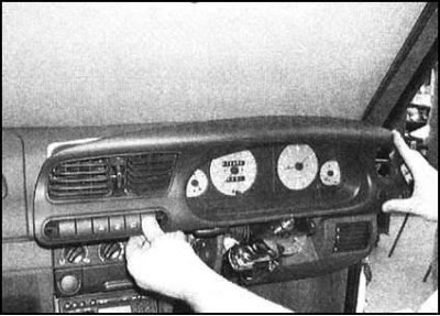 8. Выверните верхний и нижние крепежные винты и…