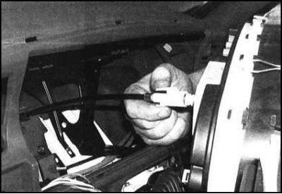 9. В случае необходимости отпустите фиксаторы и…