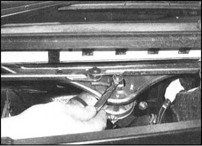 3. Выверните крепежные болты и снимите сборку…