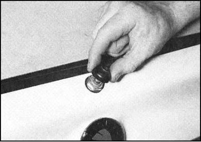 3. Снимите защитный колпачок со шпинделя…