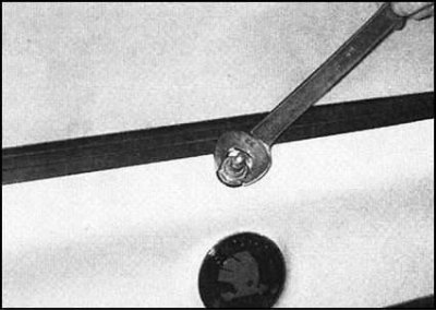 4. Снимите с двери задка панель внутренней…